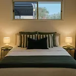 Spacious 3br W Parking In Sunnybank - Relax & Unwind