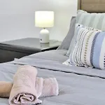 Wynnum Waves Retreat-3 Bedroom Coastal Escape