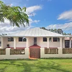 Wynnum Waves Retreat-3 Bedroom Coastal Escape