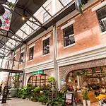 Modern 2-Bedroom, 2-Bath Apt In West Village, West End Brisbane