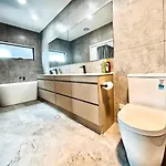 Modern 4Br 3Bath Duplex Near Train Station Stylish Comfortable