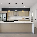 Modern 4Br 3Bath Duplex Near Train Station Stylish Comfortable