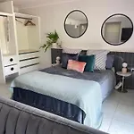Mediterranean Studio & Garden View Private Pet Friendly