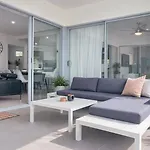 Spacious & Modern Apt Close To City & Airport