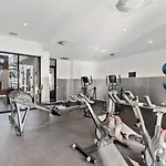 Mountain Views, King Bed, Pool, Gym & Car Park Apartment *