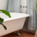 Pet Friendly Family Home In Brisbane - Relocations And Family Stays - Fast Internet - Parking - Netflix