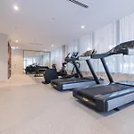 Sunset Rooftop Pool, Stunning Views, Private Park, Gym, Walk To Gabba *