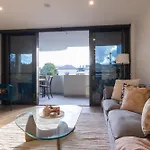Sunset Rooftop Pool, Stunning Views, Private Park, Gym, Walk To Gabba Brisbane