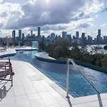 Apartment Sunset Rooftop Pool, Stunning Views, Private Park, Gym, Walk To Gabba Brisbane