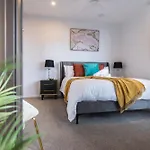 Sunset Rooftop Pool, Stunning Views, Private Park, Gym, Walk To Gabba Brisbane