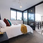 Sunset Rooftop Pool, Stunning Views, Private Park, Gym, Walk To Gabba