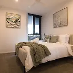 Sunset Rooftop Pool, Stunning Views, Private Park, Gym, Walk To Gabba