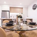 Sunset Rooftop Pool, Stunning Views, Private Park, Gym, Walk To Gabba