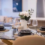 Sunset Rooftop Pool, Stunning Views, Private Park, Gym, Walk To Gabba