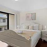 Holiday home Prime Spot 3-bed Walk To Bus Drive Anywhere Fast