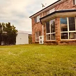 Carindale Family Home, Private Pool, Leisure Accommodation