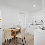 Private King Bed Suite Near Garden City With Kitchen