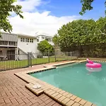 Leafy Hawthorne Haven Pool Gym & City Convenience