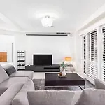 5Br Prestige Suburban Manor - Near Shops & Eats