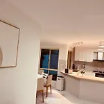 Carindale Family Home, Private Pool, Leisure Accommodation