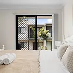 Prime Spot 3-bed Walk To Bus Drive Anywhere Fast *