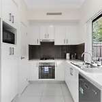 Holiday home Prime Spot 3-bed Walk To Bus Drive Anywhere Fast *