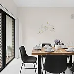 Holiday home Prime Spot 3-bed Walk To Bus Drive Anywhere Fast *