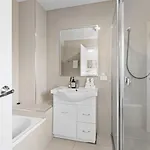 Holiday home Prime Spot 3-bed Walk To Bus Drive Anywhere Fast Brisbane