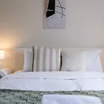 Holiday home Prime Spot 3-bed Walk To Bus Drive Anywhere Fast