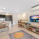 Close To Airport Cafes Train & Boondall Wetlands