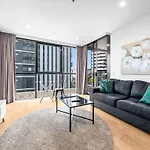 Designer Woolloongabba Retreat Near The Gabba *
