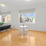 Modern 1-Bed Apartment In Spring Hill