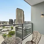 Bright 2-Bed Apartment In Bowen Hills