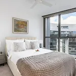Gorgeous 3Br Apartment With Study Overlooking Bne River