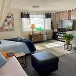 Cozy Studio Retreat 15 Minutes From Airport And 20 Minutes From Cbd