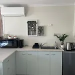 Cozy Studio Retreat 15 Minutes From Airport And 20 Minutes From Cbd