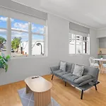 Modern 1-Bed Apartment In Spring Hill