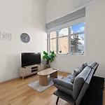 Modern 1-Bed Apartment In Spring Hill