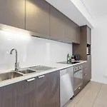 Modern 2 Bedroom Apartment - Short Stroll To James St