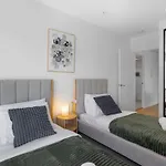 Valley Getaway - Rooftop Pool - Parking - Sleeps 6