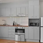 Modern 1-Bed Apartment In Spring Hill