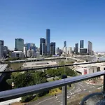 South Bank Modern 2Br Riverside Retreat