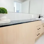 South Bank Penthouse - Streets Beach Access - Free Parking