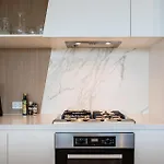 Bright Bowen Hills Apartment, Close To City Life