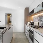 River View 1br With Cbd & Pool, Gym & Sauna Apartment
