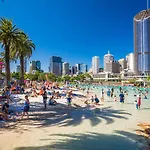 South Bank Modern 2Br Riverside Retreat