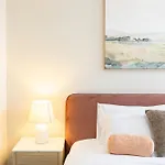Oaks Gorgeous 2br With Pool, Parking, Gym Apartment *