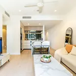 1br Queens Wharf Charm With Balcony Views - Lv 15 *