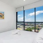 Bright Bowen Hills Apartment, Close To City Life