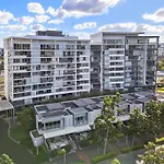 Stylish Parklands & City Retreat - Stunning Views, Gym, Pool, Private Carpark, Walk To Suncorp Stadium